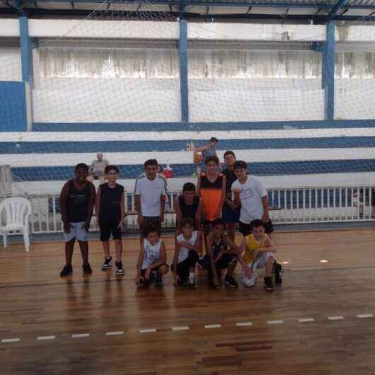 Alunos da escolinha de basquete participam de campeonato de três pontos, lance livre e enterradas