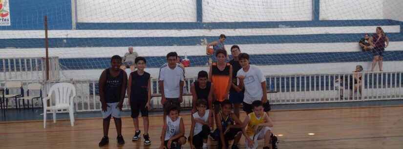 Alunos da escolinha de basquete participam de campeonato de três pontos, lance livre e enterradas