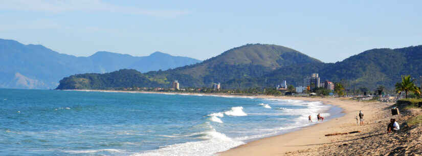 Prefeitura de Caraguatatuba monta operação especial de limpeza de praias na alta temporada