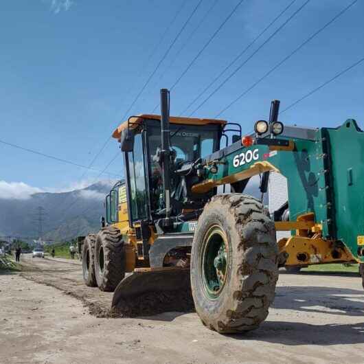 Prefeitura de Caraguatatuba reforça manutenção de vias em diversos bairros