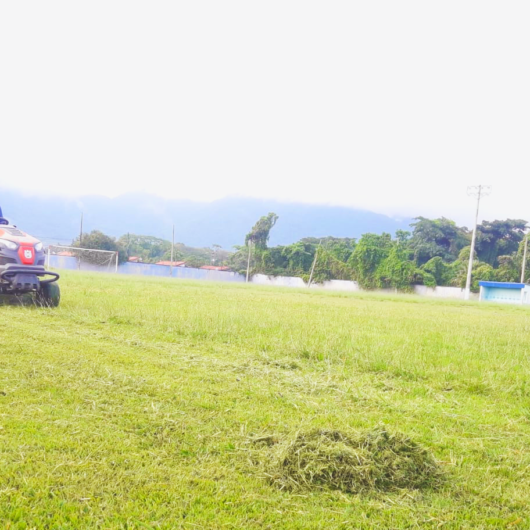 Prefeitura de Caraguatatuba intensifica serviços de zeladoria em campos de futebol da cidade