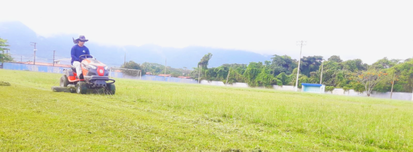 Prefeitura de Caraguatatuba intensifica serviços de zeladoria em campos de futebol da cidade