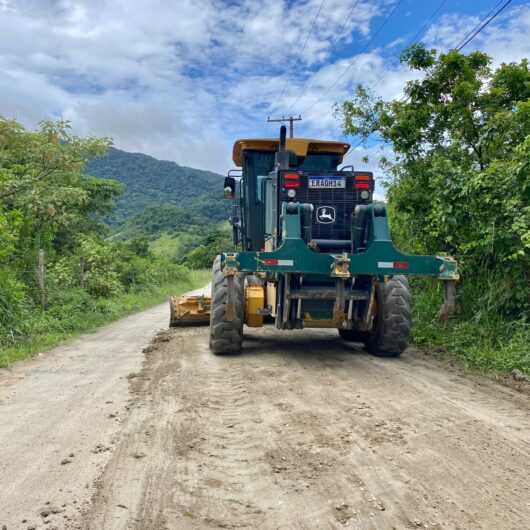 Prefeitura de Caraguatatuba realiza manutenção de nivelamento em vias públicas