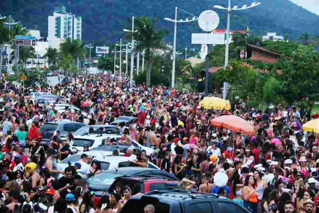 Para sobreviver, bailes de Carnaval se aliam a blocos de rua - 23