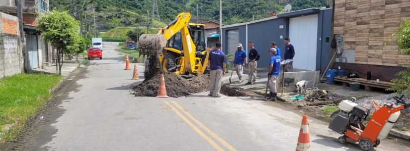 Prefeitura de Caraguatatuba realiza troca de tubulação em rede de drenagem no Tinga