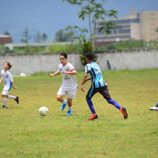 Prefeitura de Caraguatatuba oferece aulas de futebol no Cemug em diversos horários