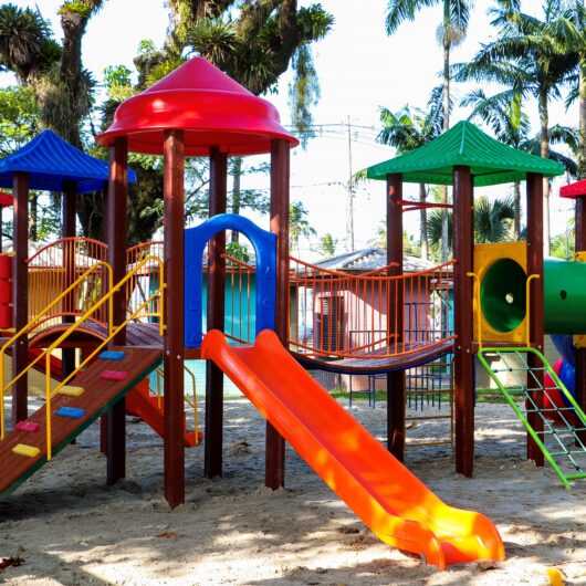 Prefeitura de Caraguatatuba inicia instalação de novos playgrounds na cidade