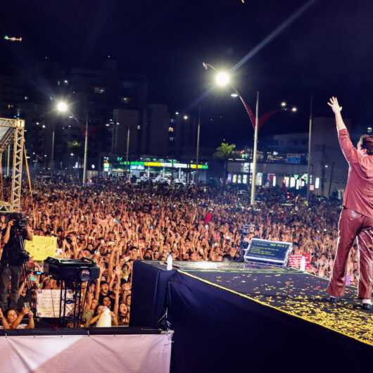 Show de Luan Santana reúne mais de 40 mil pessoas em Caraguatatuba