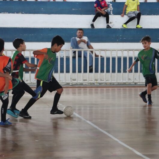 Prefeitura de Caraguatatuba promove festivais de futsal e basquete com alunos das escolinhas