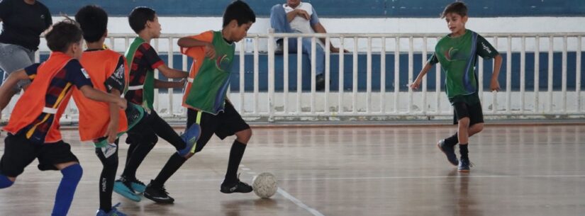 Prefeitura de Caraguatatuba promove festivais de futsal e basquete com alunos das escolinhas