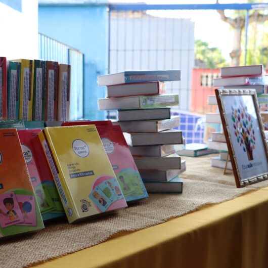 Prefeitura distribui mais de 3 mil livros didáticos para auxiliar no ensino escolar de alunos surdos