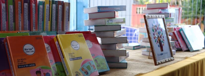 Prefeitura distribui mais de 3 mil livros didáticos para auxiliar no ensino escolar de alunos surdos