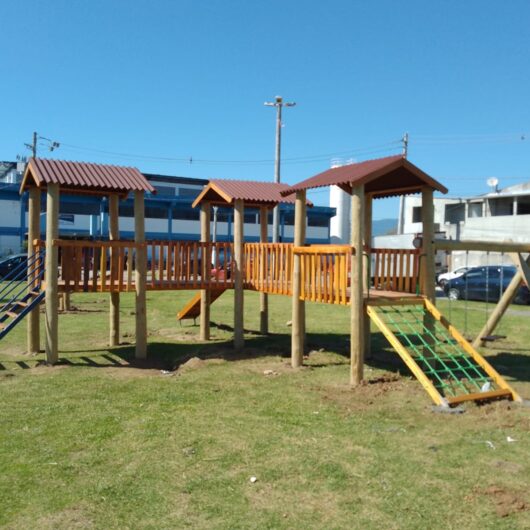 Prefeitura realiza instalação de novos playgrounds infantis, pergolados, bancos e lixeiras em diversos bairros