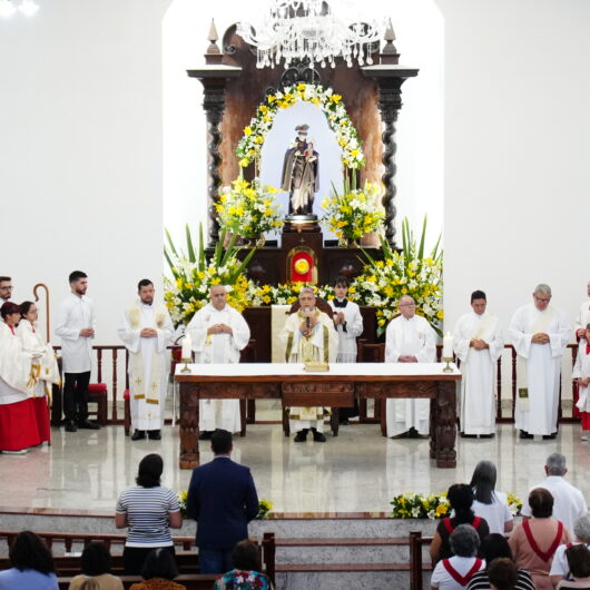 Missa, casamento comunitário e venda de bolo marcam Dia do Padroeiro em Caraguatatuba