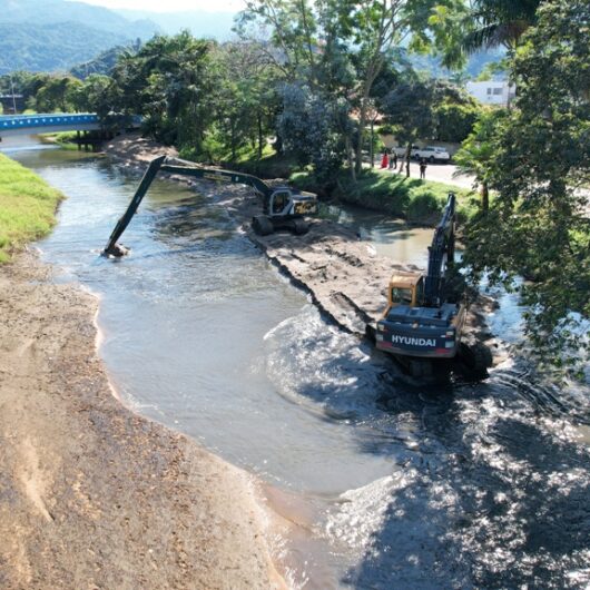 Rio Santo Antonio recebe obras de afundamento de calha para evitar alagamentos