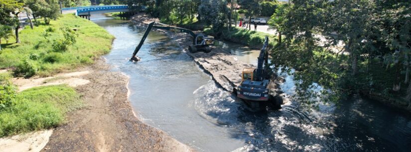 Rio Santo Antonio recebe obras de afundamento de calha para evitar alagamentos