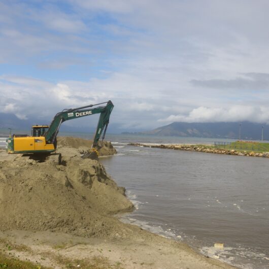Prefeitura continua obras de desassoreamento das margens do Rio Santo Antônio