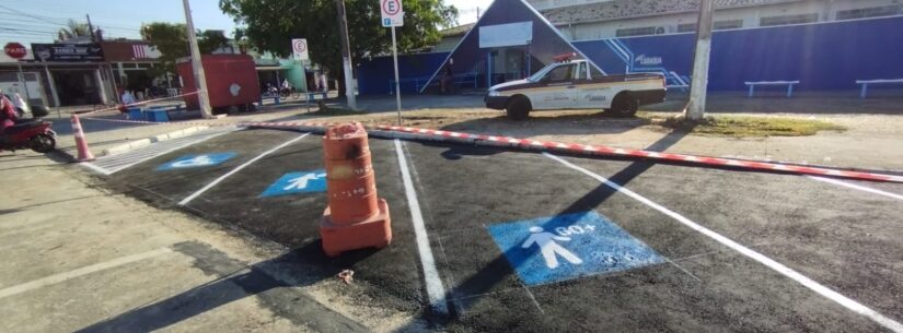 Prefeitura demarca vagas de estacionamento para idosos e PcD’s em frente escola no Tinga