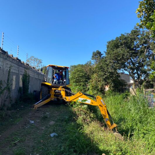 Prefeitura leva serviços de nivelamento de estrada e limpeza de valas para região Sul