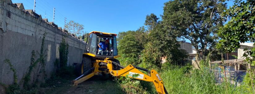 Prefeitura leva serviços de nivelamento de estrada e limpeza de valas para região Sul