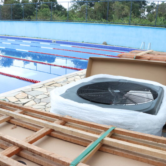 Prefeitura de Caraguatatuba retoma aulas de natação na escola do Jetuba