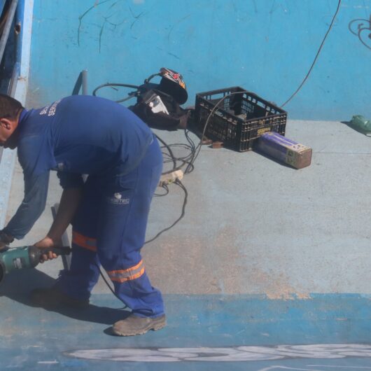 Prefeitura de Caraguatatuba faz reforma e manutenção do gradil da pista de skate no Centro