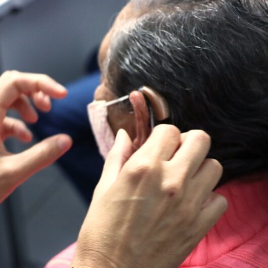 Prefeitura de Caraguatatuba entrega 539 aparelhos auditivos nos últimos três anos