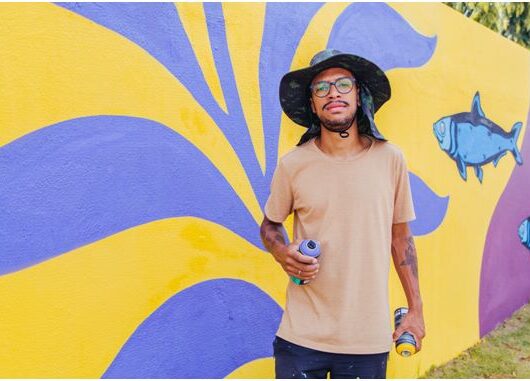 Projeto Cidade Viva colore praça em Caraguatatuba com grafite do artista Diego DGOH