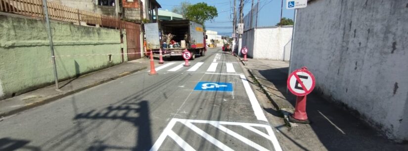 Prefeitura de Caraguatatuba revitaliza sinalização de trânsito nos bairros