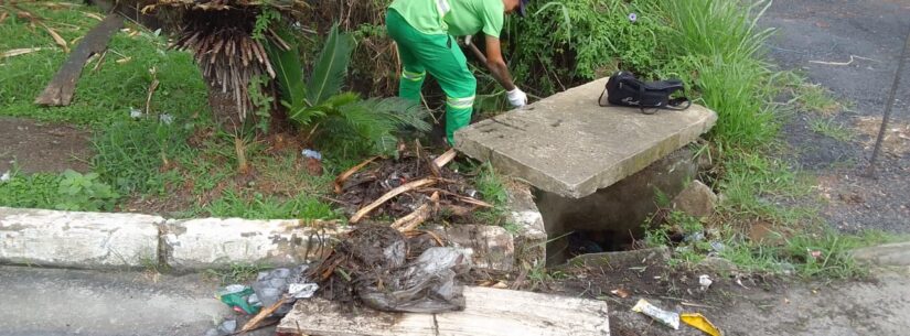 Prefeitura desentope caixa de inspeção cheia de resíduos plásticos no Massaguaçu