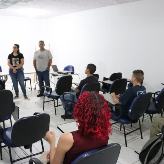 Com foco na alta temporada, jovens de Caraguatatuba iniciam curso de hotelaria e atendimento ao público