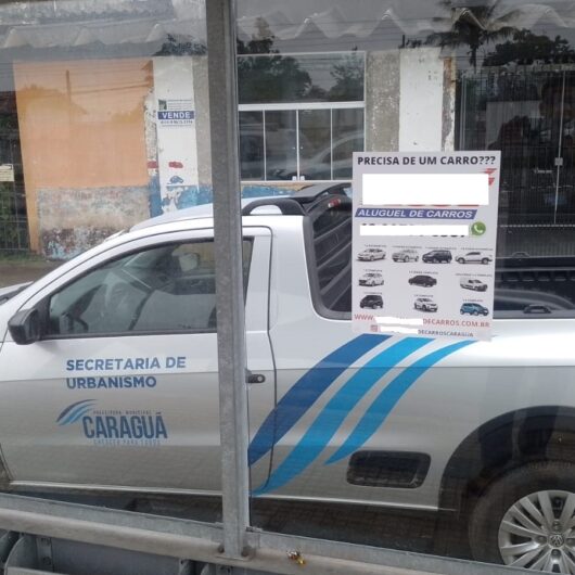 Prefeitura de Caraguatatuba notifica responsáveis por colagem de propagandas em pontos de ônibus