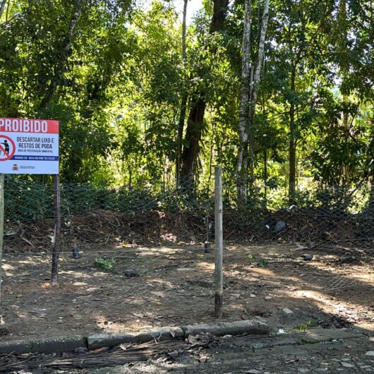 Prefeitura de Caraguatatuba instala certa e placa em área no acesso ao Morro Santo Antônio