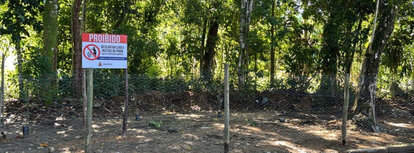 Prefeitura de Caraguatatuba instala certa e placa em área no acesso ao Morro Santo Antônio