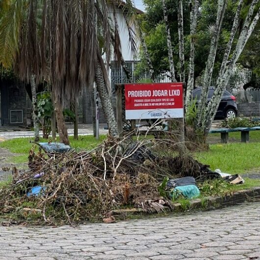 Prefeitura de Caraguatatuba instala 60 placas proibindo descarte irregular de resíduos em pontos da cidade