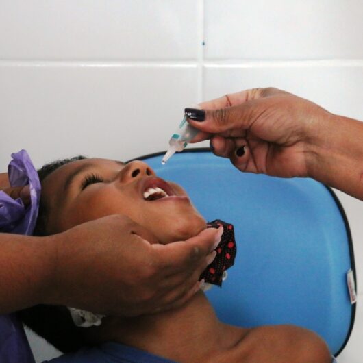 Caraguatatuba inicia vacinação contra paralisia infantil em crianças menores de cinco anos
