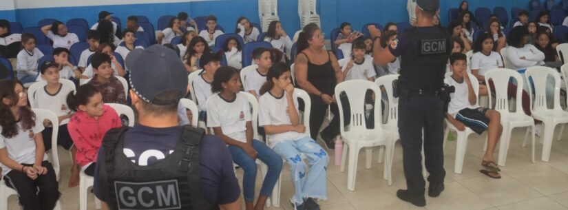 GCM de Caraguatatuba leva palestra antibullyng e sobre drogas em escola no Tinga