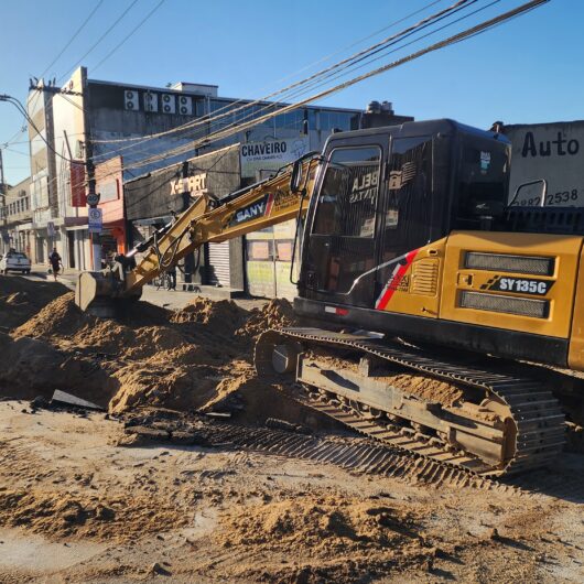 Prefeitura executa obras de drenagem na região central e promove desvio na Avenida Miguel Varlez