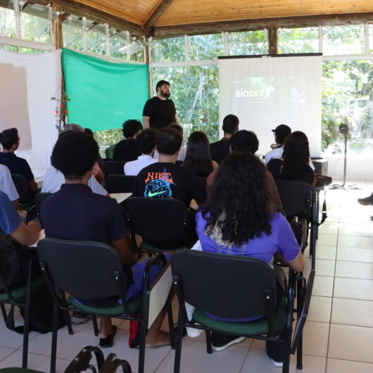 Prefeitura de Caraguatatuba recebe alunos do IFSP para apresentação de aplicativo para o Parque Juqueriquerê