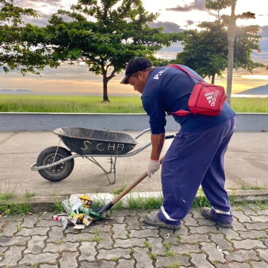 Prefeitura de Caraguatatuba chama mais bolsistas do PEAD para atuar na limpeza urbana