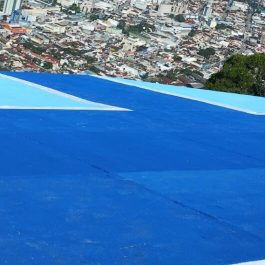 Prefeitura de Caraguatatuba pinta rampas voo livre e base da estátua do Padroeiro no Morro de Santo Antônio