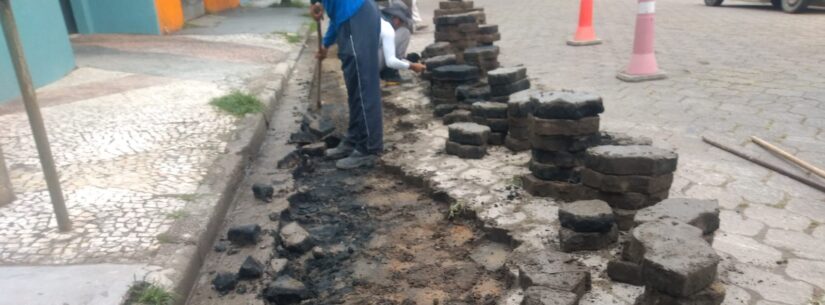 Prefeitura de Caraguatatuba trabalha no nivelamento de piso e sarjeta em avenida do Jardim Primavera