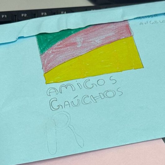 Alunos de escola municipal de Caraguatatuba escrevem cartas de apoio a estudantes do Rio Grande do Sul