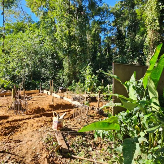 Prefeitura de Caraguatatuba embarga obra em área de preservação permanente na Mococa