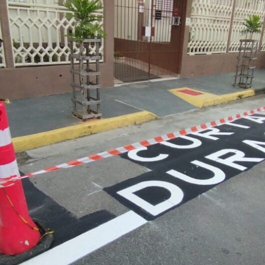Prefeitura de Caraguatatuba instala sinalização de trânsito e lombadas em bairros