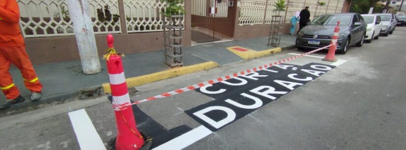 Prefeitura de Caraguatatuba instala sinalização de trânsito e lombadas em bairros
