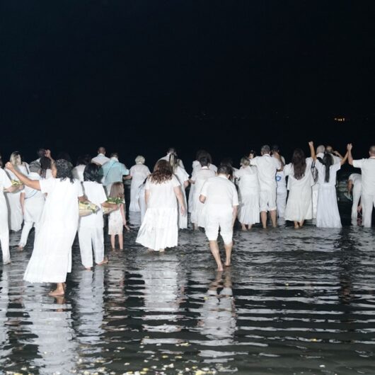 Festa de Iemanjá de Caraguatatuba chega a 40ª edição e conta com a participação de 50 casas religiosas