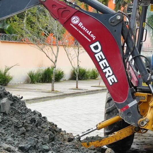 Prefeitura de Caraguatatuba prossegue com obra de drenagem na orla da praia, região do Aruan