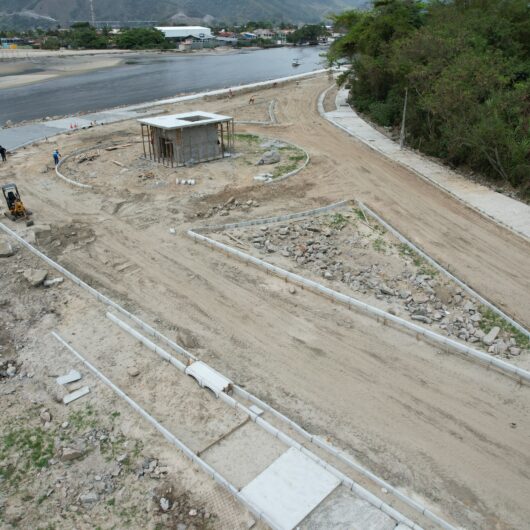 Prefeitura continua com obras de urbanização do Molhe Norte do Rio Juqueriquerê