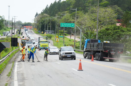 DER continua com serviços de manutenção e recapeamento na altura da Serra do Jetuba